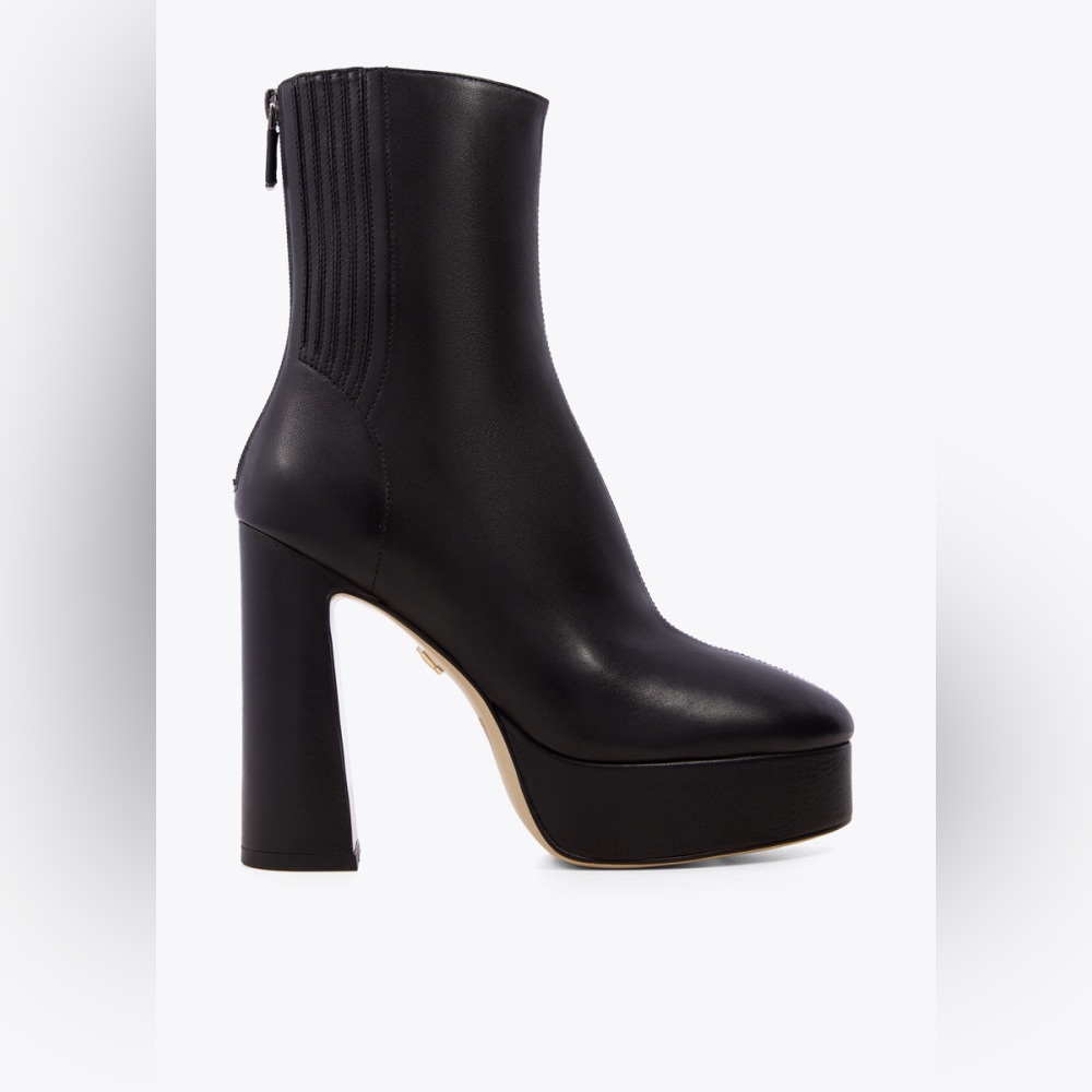 Lola Cruz BNWB Leste booties Size 38 Black platform